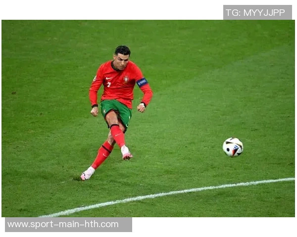 C罗任意球惊险攻门被门将神勇扑出差一点就破门 C罗任意球惊险攻门被门将神勇扑出差一点就破门