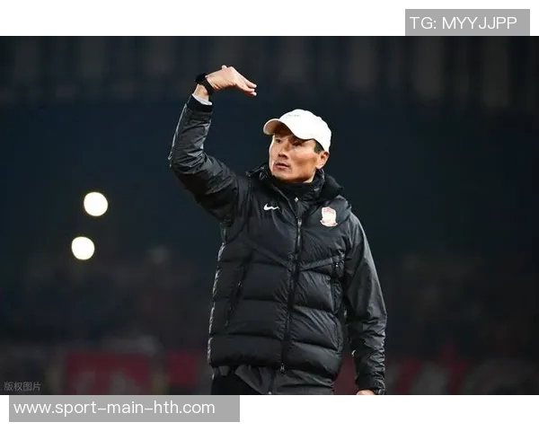 国足主帅邵佳一访问皇马与弗洛伦蒂诺合影并获赠象征荣誉的10号球衣